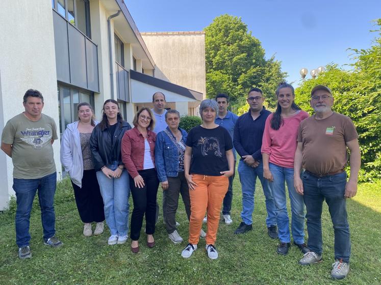 Les administrateurs et partenaires du PAI 79, ainsi que l'animatrice Charlotte Joseph (pantalon orange) lors de l'AG.