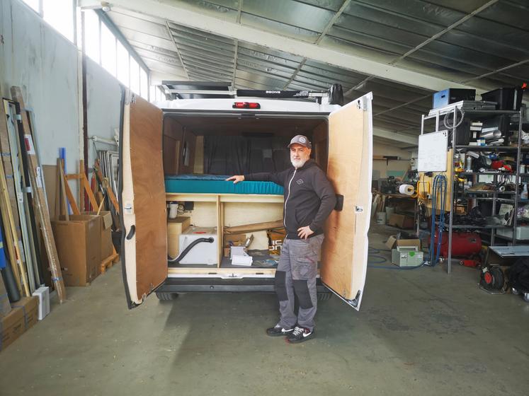 Pierrick Clément utilise son fourgon personnel pour tester des aménagements.