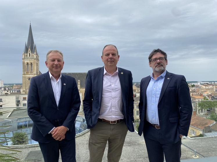 Le président de Groupama Centre-Atlantique, Stéphane Cools, entouré de Loïc Jouanneau directeur général délégué et Fabrice Lepigeon, directeur général.