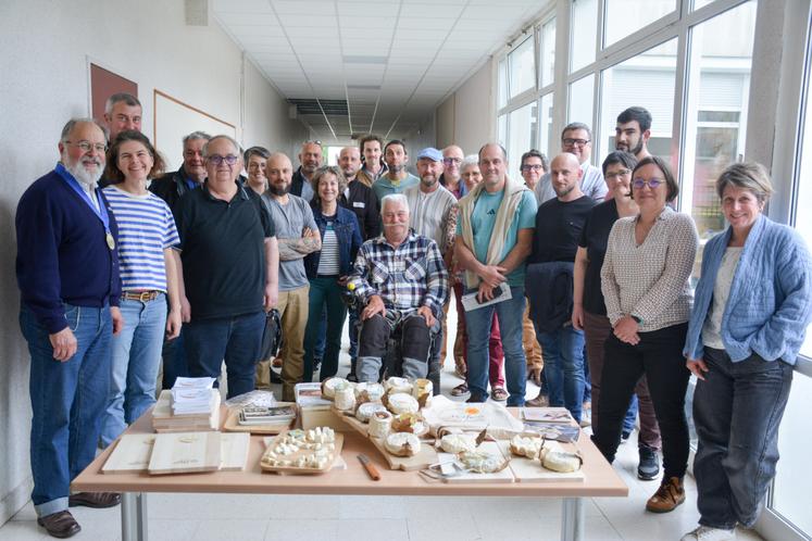 Les membres de l'ODG Chabichou du Poitou Mothais sur feuille.