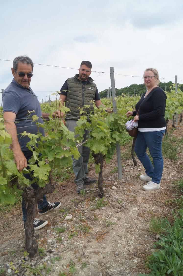 Au centre, Lionel Berruchon, viticulteur à Montchaude. Il a pu compter sur l'aide de l'association Solidarité Paysans (représentée par son président, Jean-Loup Mercier à gauche et Fabienne Maudet à droite) quand les premières difficultés financières sont apparues.