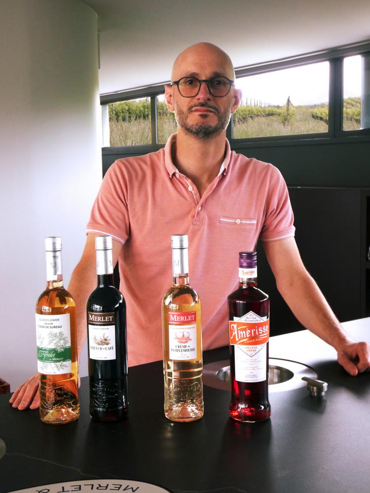 Sureau, café, pamplemousse ou orange amer : voilà les dernières nouveautés présentées par Luc Merlet, qui a repris avec son frère Pierre la distillerie familiale de St-Sauvant.