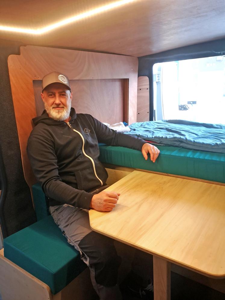 "L'aménagement simple, c'est mon créneau", confie Pierrick. Ici du bois simplement vitrifié et verni, pas de peinture.