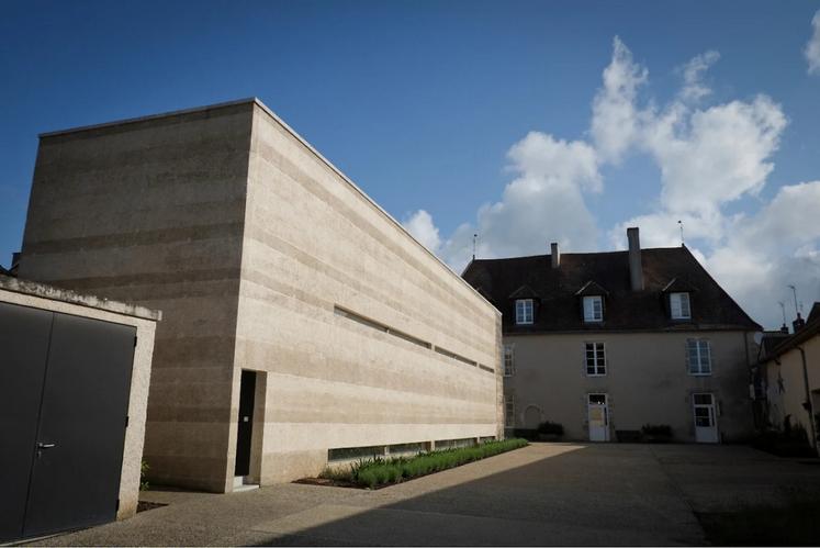 La MJC 21 aujourd'hui, au sein du pôle culturel de la Sabline avec le Musée de la Préhistoire et la Médiathèque.
