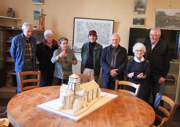 Lors de la réception de la maquette, des bénévoles de l'association étaient réunis autour de Rémi Cochin et surtout de la maquette de l'église de Saint-Paixent de L'isle-Jourdain.