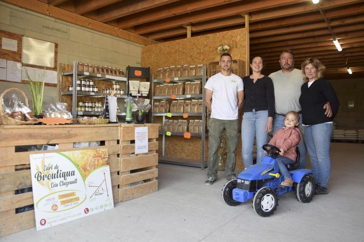 À l'EARL de Broutiqua, toute la famille met la main à la pâte : Aurélien, Léa, Stéphane et Sandrine. Sans oublier Lou.