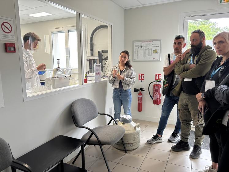 La délégation a découvert le process de production des paillettes.
