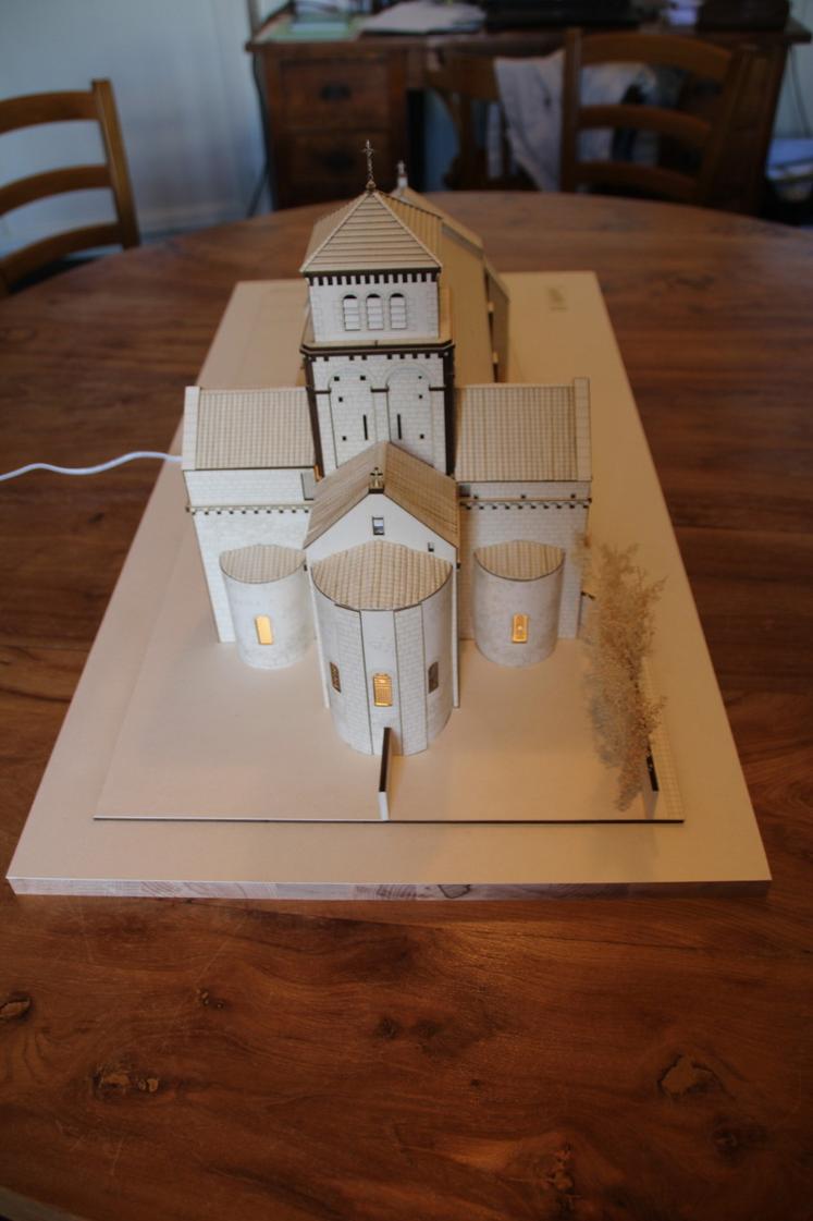 Rémi Cochin ne s'est pas contenté de la maquette de l'église. Il a aussi représenté son parvis.