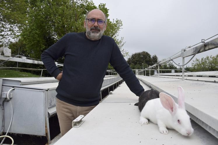 Lionel Croizet, éleveur de lapins à Nonac, est installé depuis 1993.
