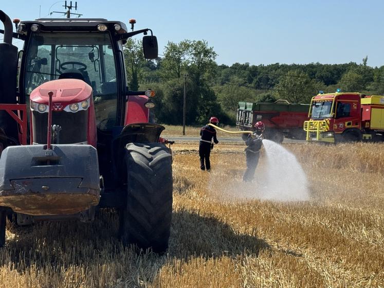 Démonstration d'intervention sur un feu de culture, le 17 juin 2026 sur l'exploitation de Mickaël Viaud, à La Couronne.