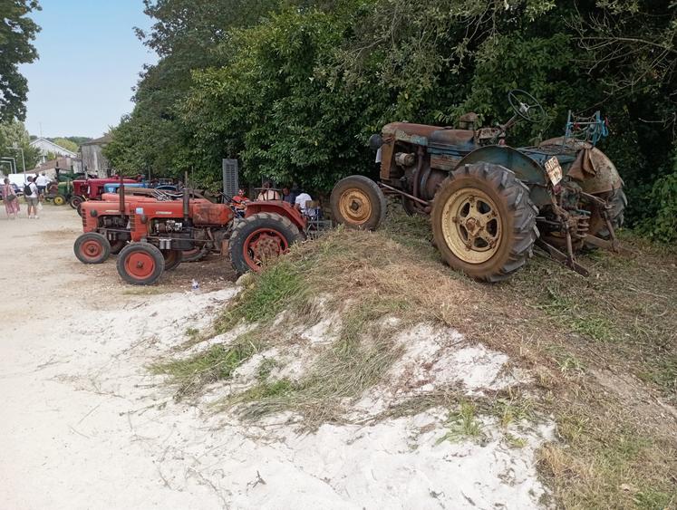 Les vieux tracteurs côtoyaient les derniers modèles parmi les matériels exposés.