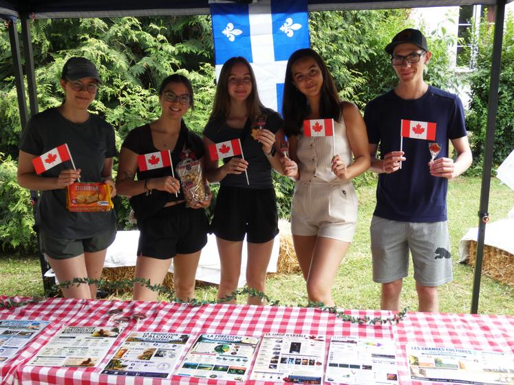 Un stand québecois était présent à l'Agrocampus ! Il était animé par des élèves en Gestion et technologies d'entreprise agricole du Cégep de Sherbrooke, établissement où la première promotion de BTS ACSE de l'Agrocampus s'était rendue début 2025. En visite pour deux semaines en France, ils faisaient découvrir des produits au sirop d'érable... Une spécialité bien canadienne !
