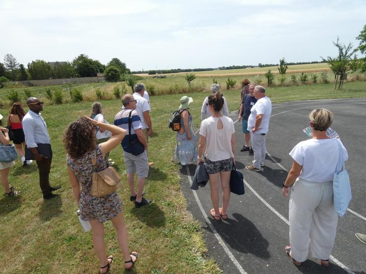 Les élus ont découvert les initiatives mises en place à Breuil-la-Réorte, comme l'implantation d'une haie. « Chaque enfant a adopté un arbre », explique Éric Bernardin. « Cela évite qu'ils les piétinent ! »