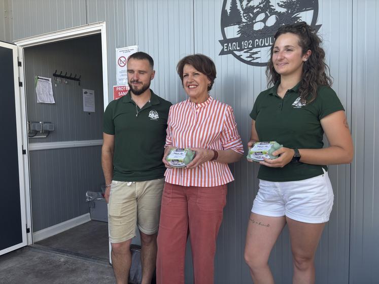 Jérôme Bourdeau et sa compagne ont offert des oeufs à la minisitre.