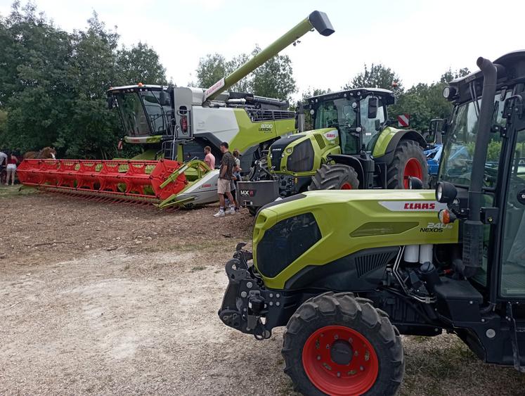 Les vieux tracteurs côtoyaient les derniers modèles parmi les matériels exposés.