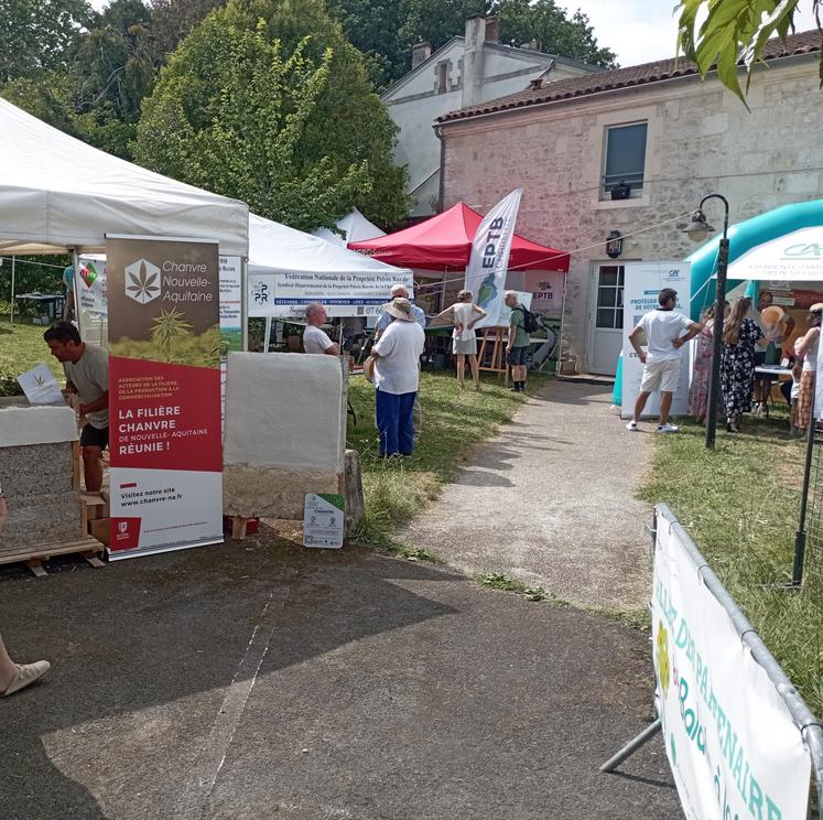 Le village des partenaires était organisé par Balade à la Ferme, ce qui a permis de mobiliser un grand nombre d'organismes professionnels agricoles.