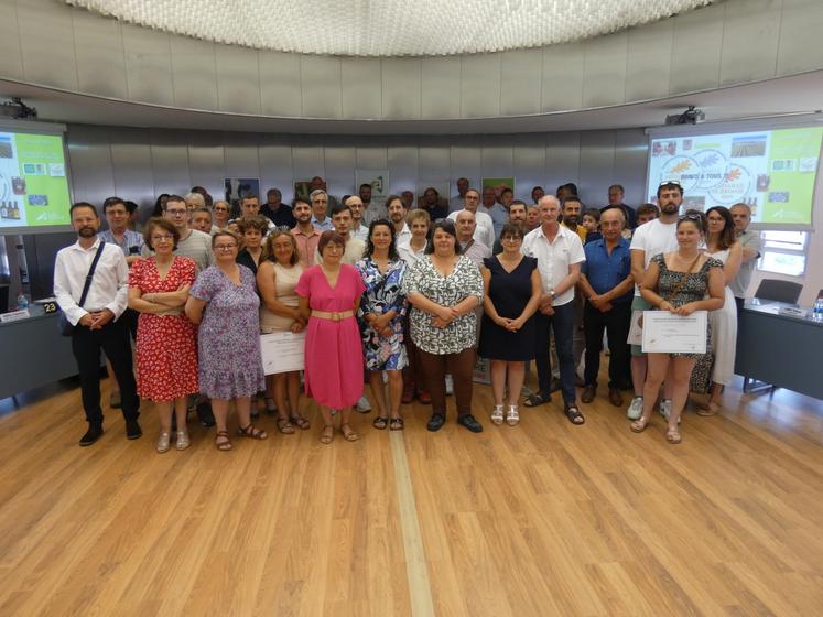 Les médaillés charentais-maritimes du Concours général agricole, en compagnie du préfet Brice Blondel, du vice-président du Conseil départemental Gilles Gay et des élus de la Chambre d'agriculture.