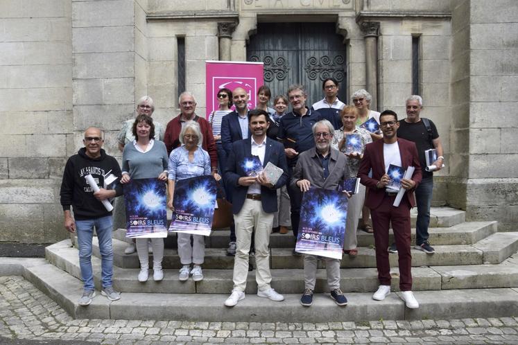 La nouvelle affiche des Soirs Bleus est signée Rémy Nardoux, illustrateur pour la presse jeunesse. La manifestation mobilise nombre d'acteurs culturels du territoire : le Service Pays d'art et d'histoire, le Service transition écologique de GrandAngoulême, l'Alpha, le Sentier métropolitain, le Conservatoire Gabriel-Fauré, la Nef, la Cité internationale de la bande dessinée et de l'image, l'Espace Mendès-France.
