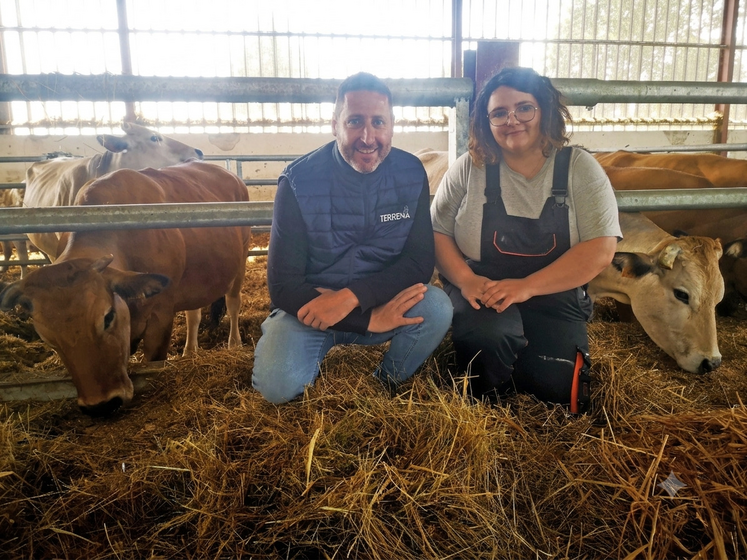 Léa Baudu accompagnée d'Anthony Morin, responsable commercial du secteur Ouest chez Terrena.
