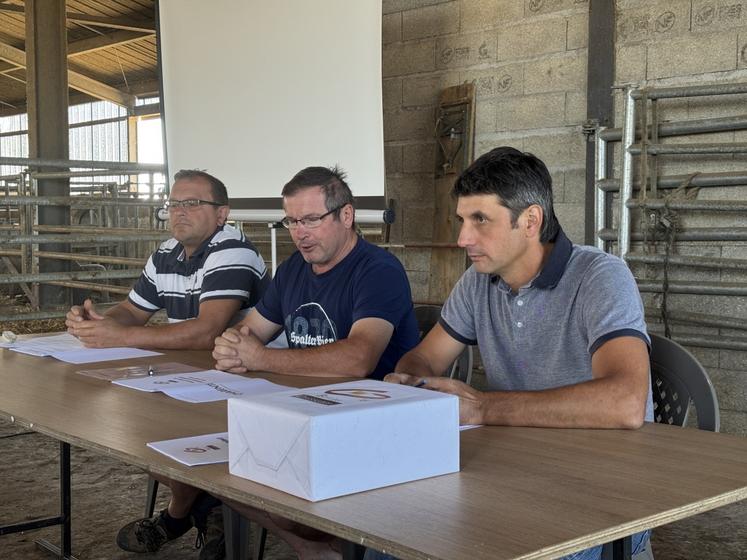 Bertrand Letellier et Christian Laloi, coprésidents de Bovins Croissance 16 avec Vincent Vigneau, conseiller en bovins viande.