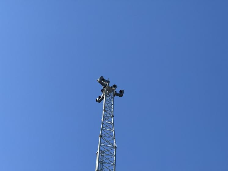 Le dispositif repose sur des caméras de détection, capables de balayer l'horizon en continu.