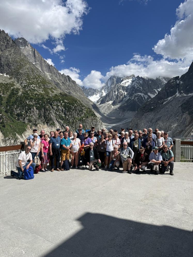 Une soixantaine d'anciens exploitants et propriétaires ont participé à ce voyage. Ici devant la mer de glace.