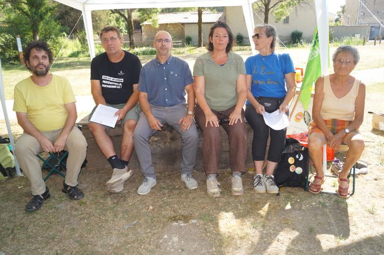 Une dizaine d'associations environnementales ont soutenu ce trek de l'eau, en l'absence du député de Charente-Maritime Benoît Biteau, pourtant annoncé le 22 juillet. Le syndicat d'eau de Saint-Fraigne a refusé d'accueillir les participants au trek mercredi soir.
