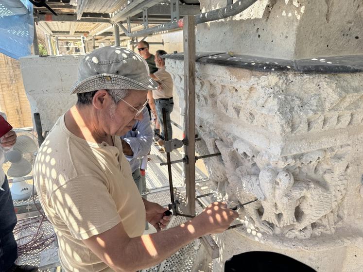 La remise en valeur de l'église abbatiale de La Couronne a permis de révéler des décors sculptés remarquables, en particulier au niveau des chapiteaux, masqués jusqu'ici par les dépôts accumulés.