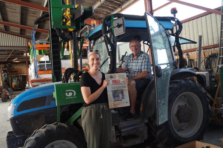 Dans les mains de Lucie Georgeon, le journal La Vie Charentaise daté de 2004 où son père, Bernard, avait la couverture comme premier viticulteur raisonné, reconnu par le réseau Farre (Forum des agriculteurs responsables respectueux de l'environnement, association liée à la FNSEA dissoute en 2018).