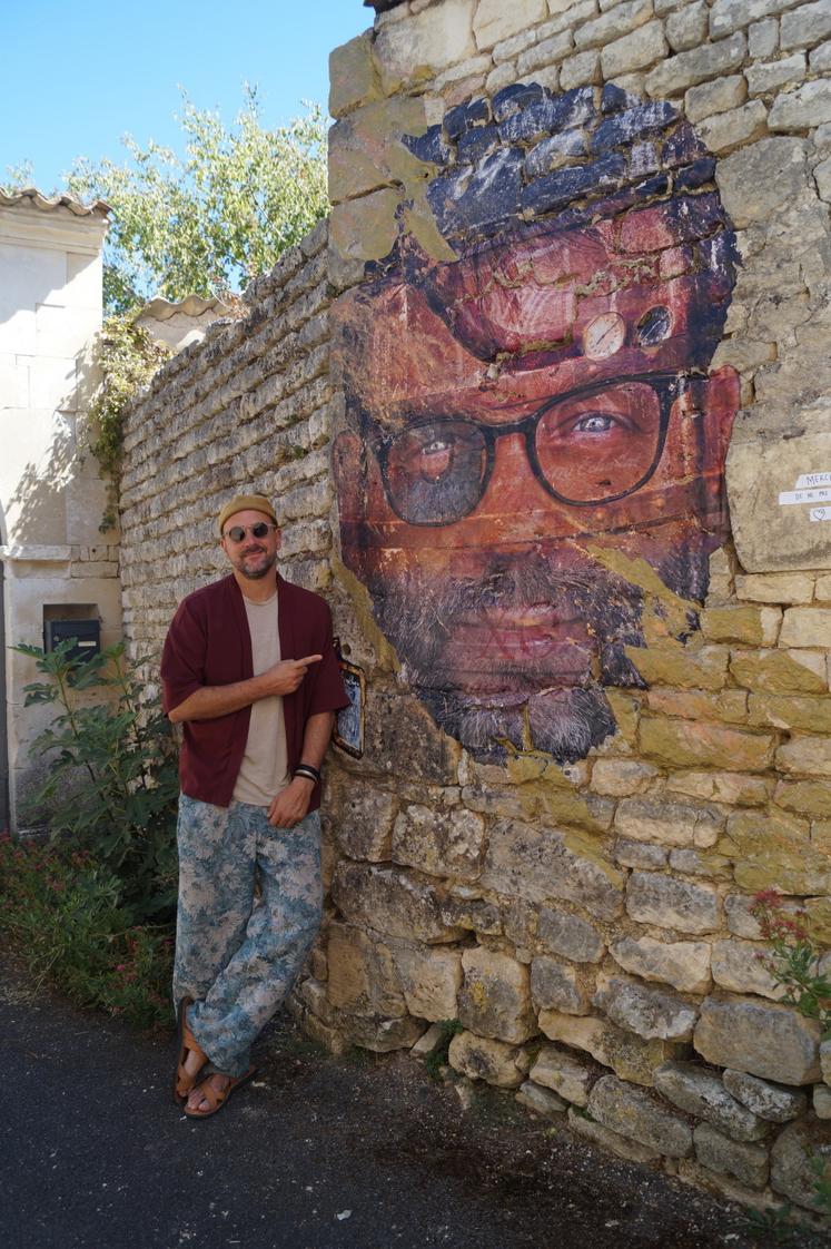Benjamin Beni anime un atelier d'initiation au collage et expose sur les murs d'Echallat. Ici, le portrait du producteur et négociant Pierre Vaudon.