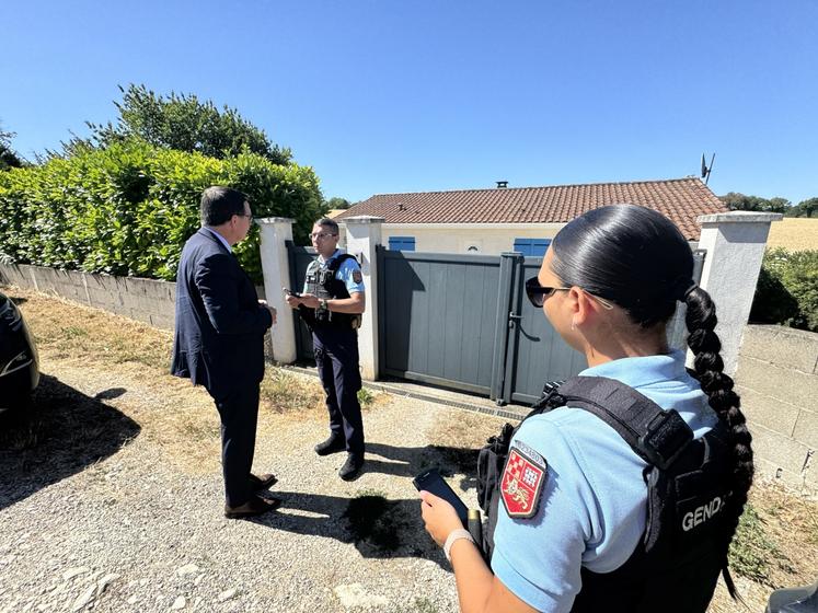 Les gendarmes vérifient qu'il n'y a pas eu d'effractions sur les maisons signalées.