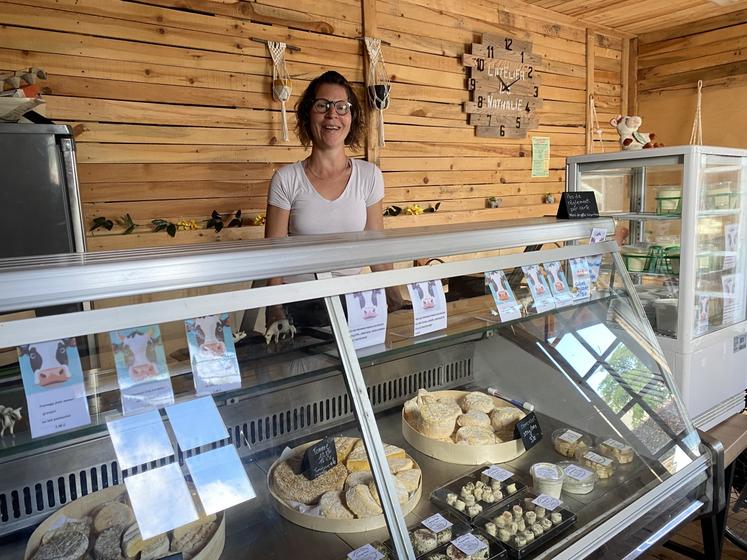 Nathalie vend essentiellement à la boutique qu'elle a construite à la ferme avec ses proches.