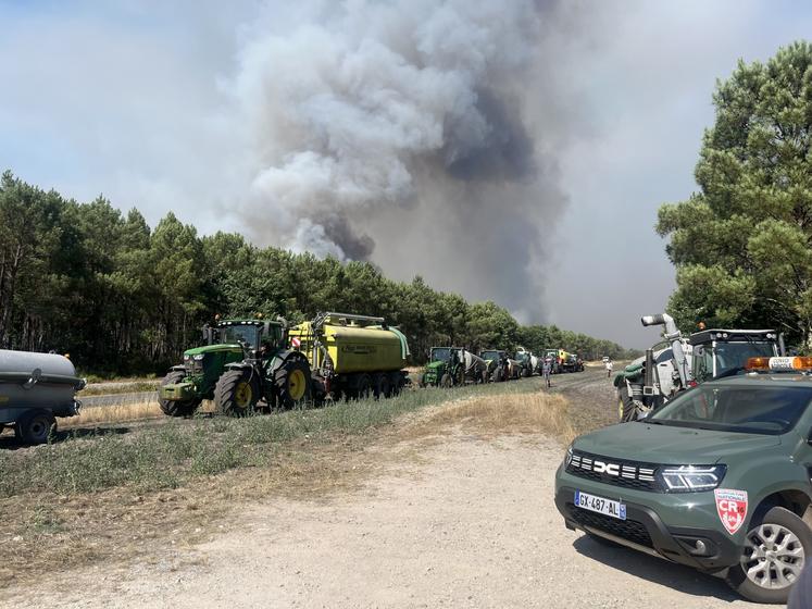 Les citernes se sont approchées au plus près des incendies pour ravitailler en eau les pompiers.