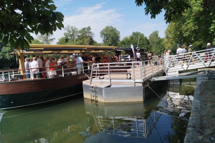 Sœur jumelle du bateau à passagers La Demoiselle, amarrée à Cognac, La Charente rappelle le passé des gabarres à la fin du 19e siècle.
