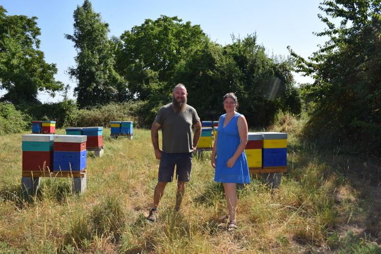 Loïc et Pauline Chaigne élèvent 250 colonies dans un rayon de 15 km autour de Fomperron.