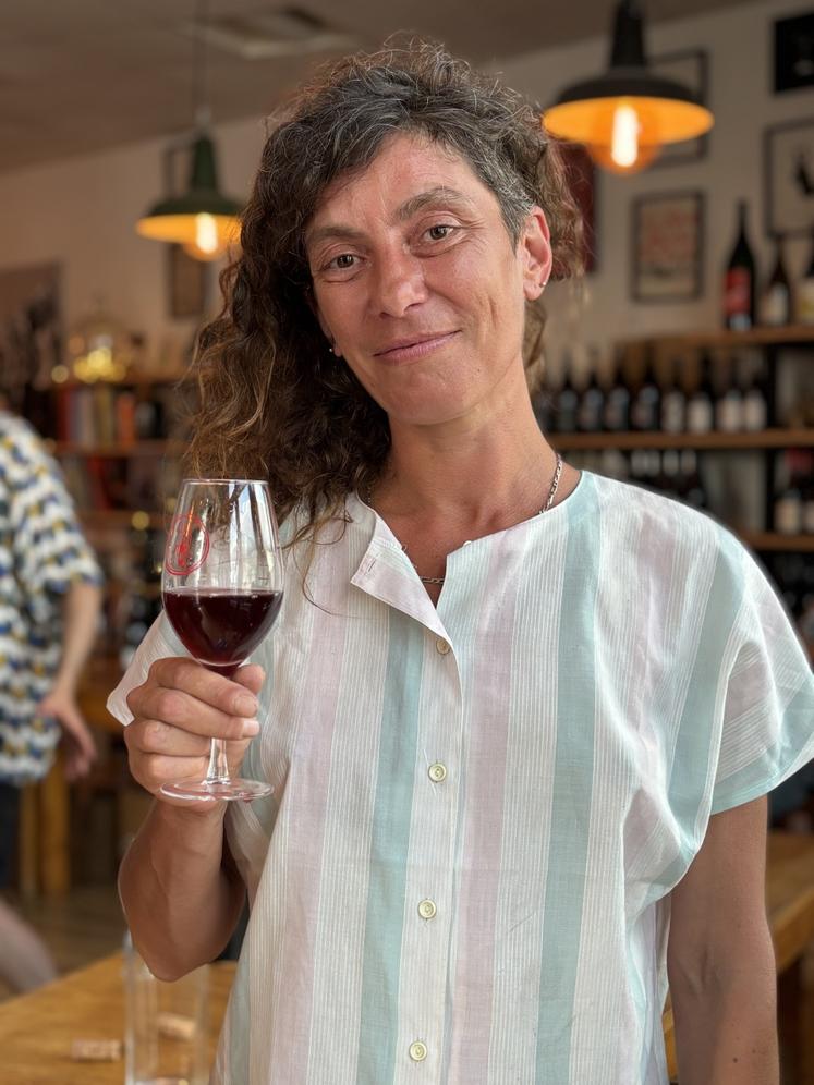 Il y a quelques semaines, Barbara Jovino proposait à la dégustation un de ses vins à la cave "Au pif", à Poitiers. E.H.