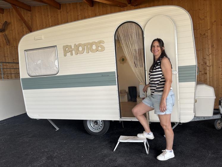 Mathilde Hérault Gibaud a retapé et aménagé 3 vieilles caravanes. Ici, la Photovane, qui permet de se prendre en photo grâce à un photobooth, dans une caravane remplie d'accessoires, et personnalisable.