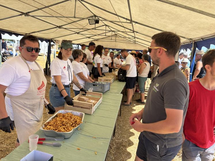 Une trentaine de Jeunes agriculteurs seront aux fourneaux et au service (photo de l'édition 2025).