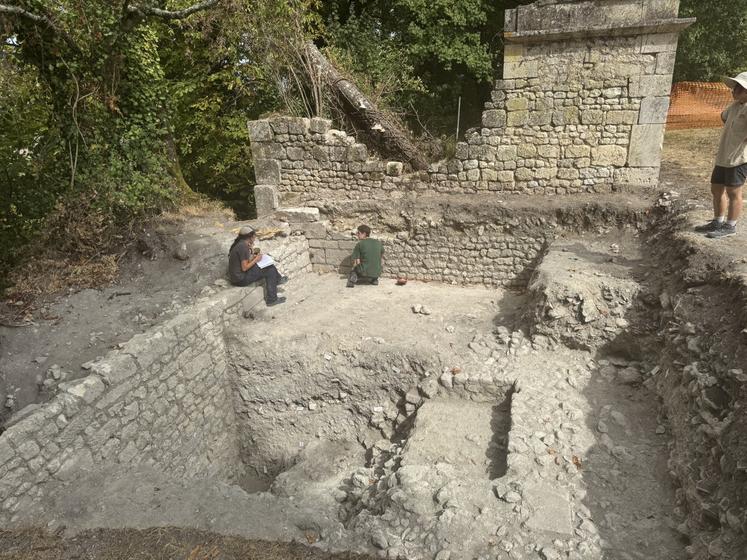 Les bénévoles s'affairent sur le chantier de fouilles du château de Bouteville.