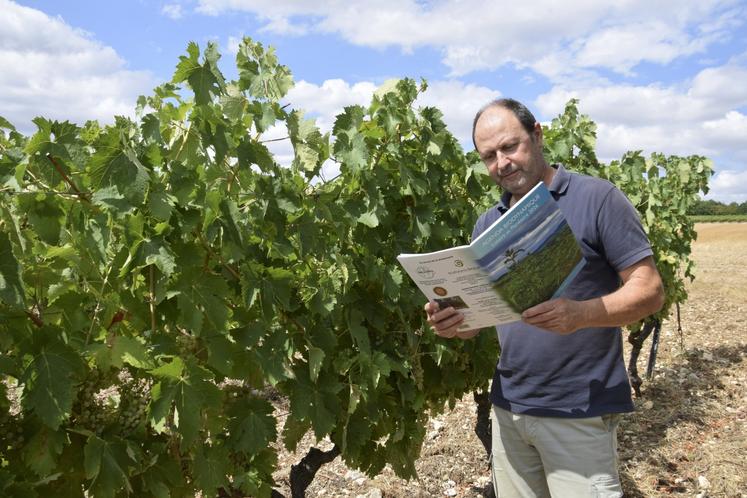 Viticulteur à Mareuil, David Ramnoux s'appuie sur son agenda biodynamique pour organiser son travail.