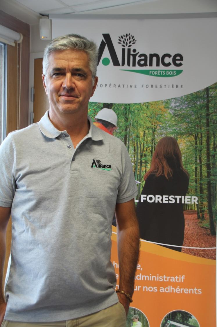 La Préfecture de la Vienne a classé environ 58 000 ha de forêts en zones à risque d'incendie, signale Louis-Maire Tramond.