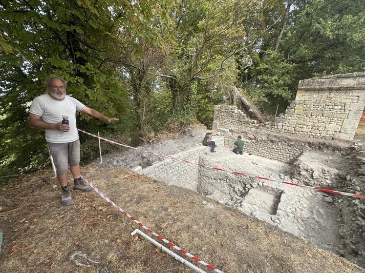 Adrien Montigny, archéologue à l'Inrap rattaché au Centre archéologique de Poitiers, est le responsable du chantier de fouilles du château de Bouteville.