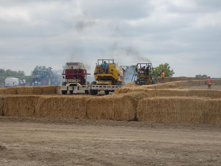 La course de moiss'batt' cross est restée l'une des attractions phares du rendez-vous, où les trois engins du département, « Cedrika », « Georgette » et « La Chieuse » ont affronté « Attila » et « Panouille », apportées par les JA du Lot-et-Garonne.