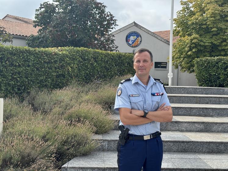 Originaire de La Rochelle, Antoine Sacreste a alterné au cours de sa carrière responsabilités opérationnelles et fonctions en état-major ou en administration centrale.