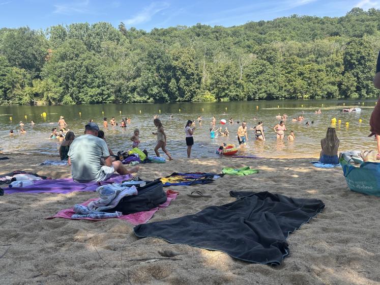 La plage de Bonneuil-Matours est située entre le camping municipal et le parc de Crémault.