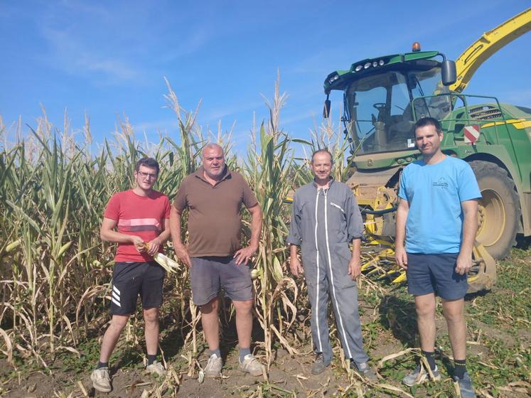 Lucas Sarraud, David Sarraud, Laurent Tardy et Pierre Bobinet, chauffeur de la Cuma l'Essor.