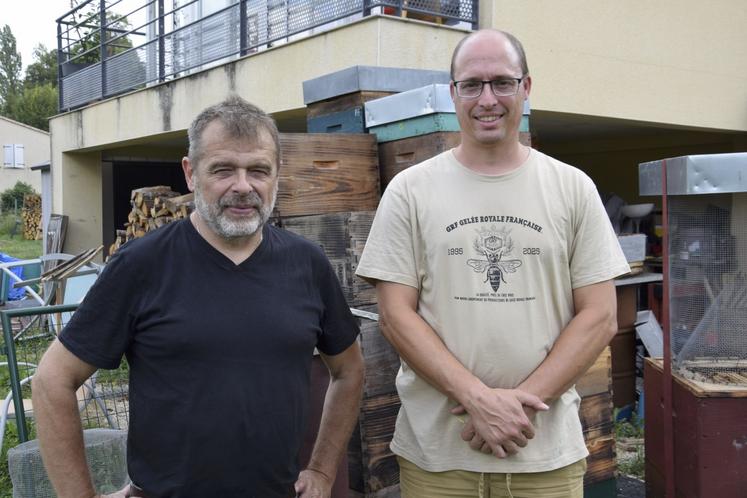 Francis You, apiculteur à Dirac et Rémi Blond, installé à La Couronne.