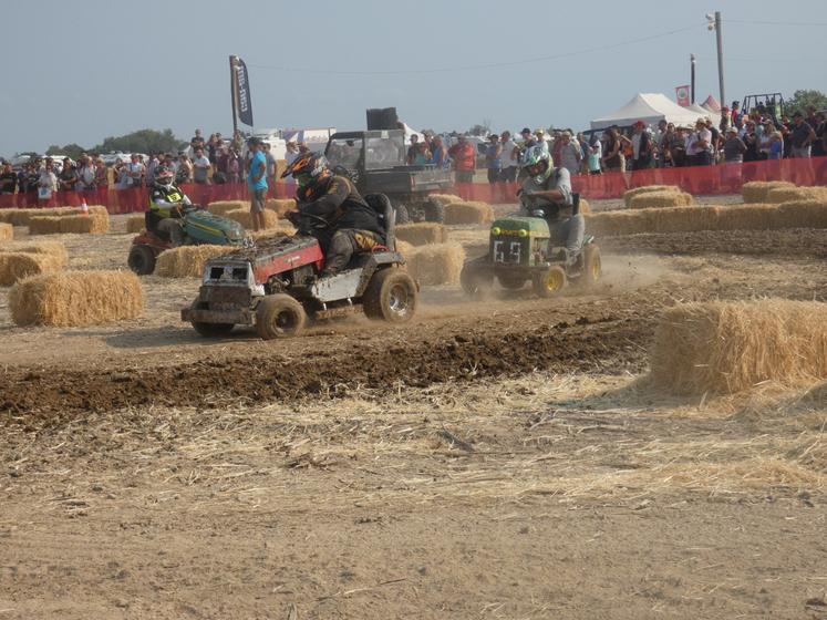 Autre sport mécanique phare, les courses de tracteurs-tondeuses ont fait leur retour au sein de la Fête de la Terre.