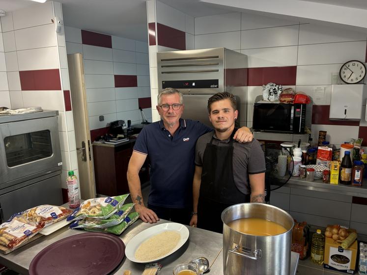 Yann Gibeaux et son fils Eloan, dans la cuisine flambant neuve de La Cassotte à Nieuil.