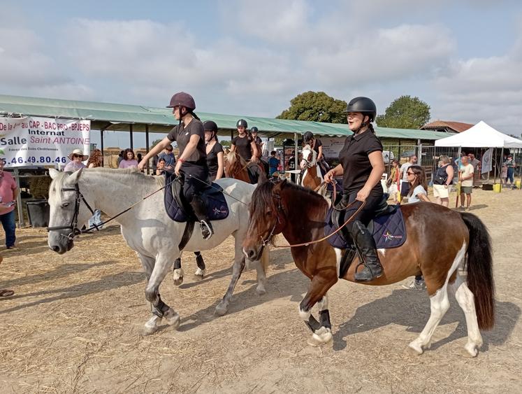 Deux centres équestres, celui du lycée Saint-Antoine et celui des écuries du Plantys, ont amené leurs chevaux sur ce rassemblement.